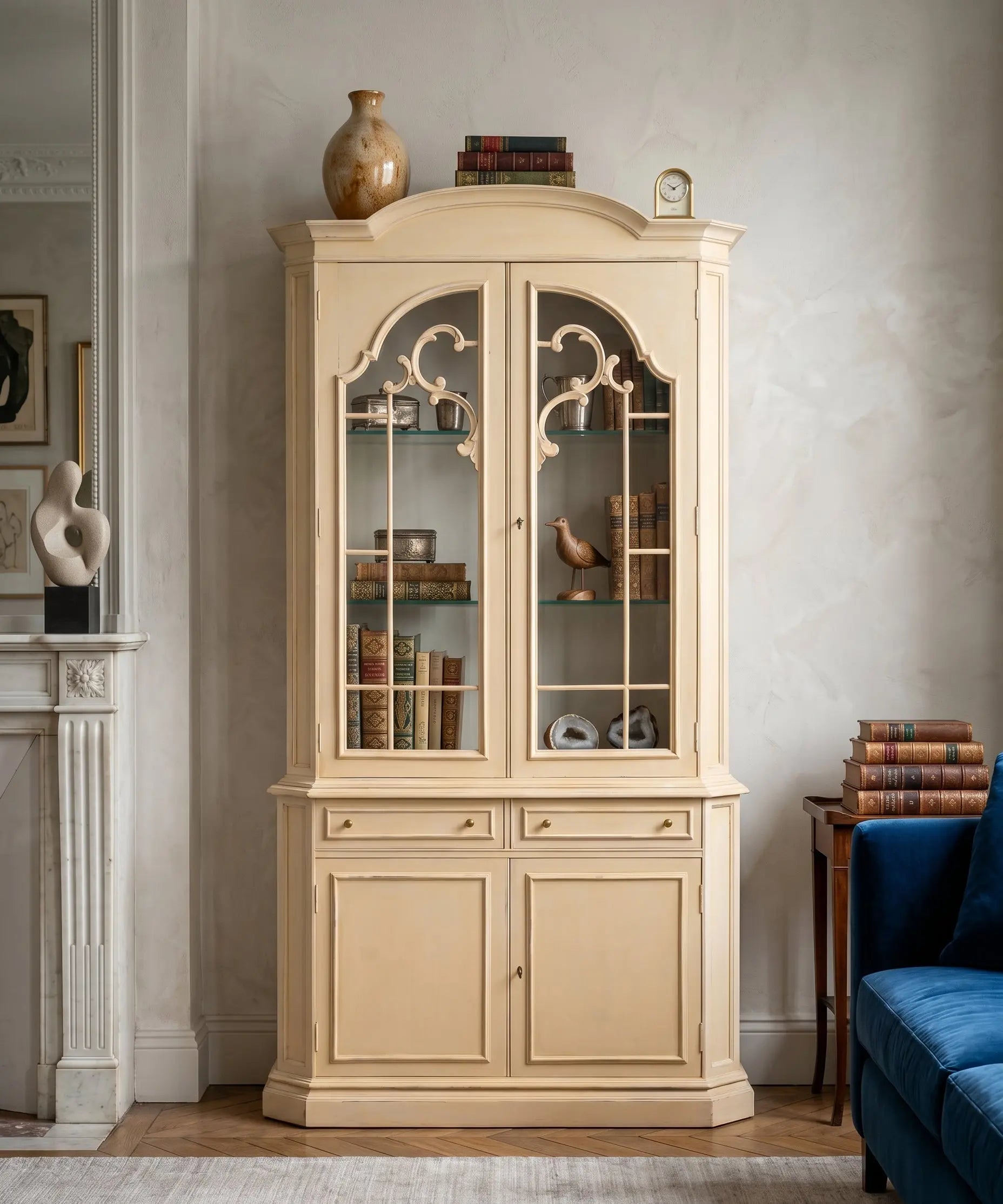 Vitrina vintage amarilla decorada con libros antiguos en salón clásico — Antique Arte y Decoración