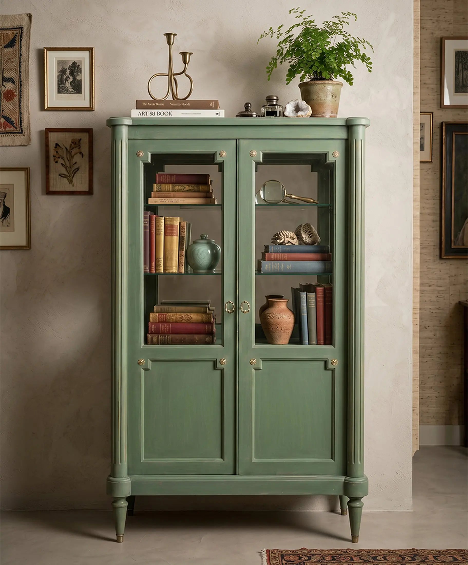 Vitrina vintage verde salvia estilo Luis XVI en salón con sillón de terciopelo — Antique Arte y Decoración