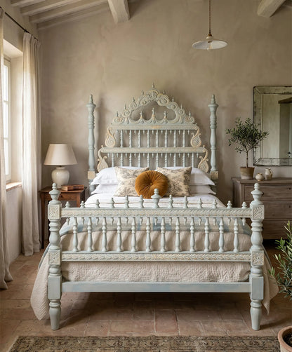 Cama de bilros portuguesa roble pintada gris celadón con piecero tallado en dormitorio mediterráneo — Antique Arte y Decoración