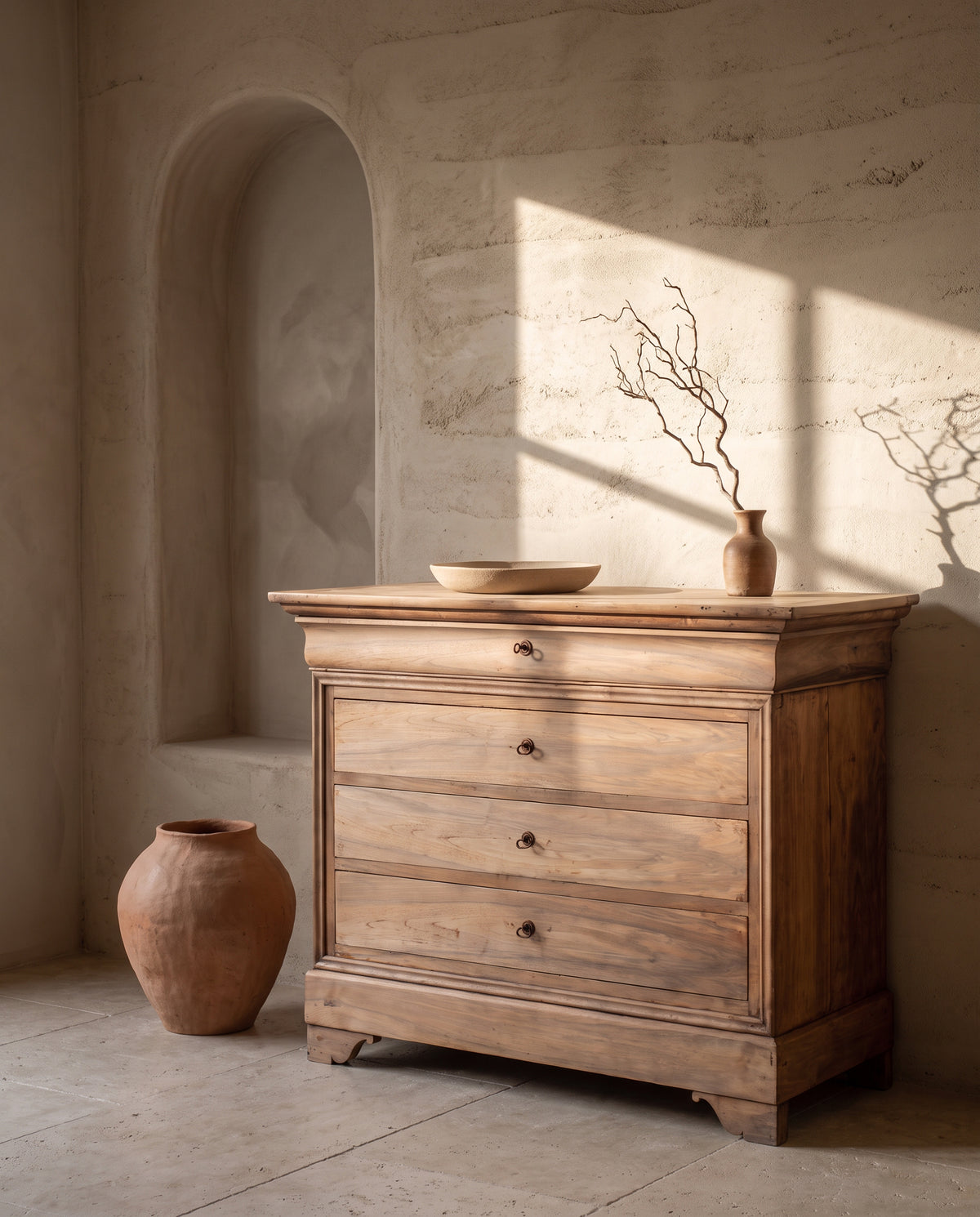Cómoda antigua de nogal lavado en recibidor mediterráneo con tinaja de barro — Antique Arte y Decoración