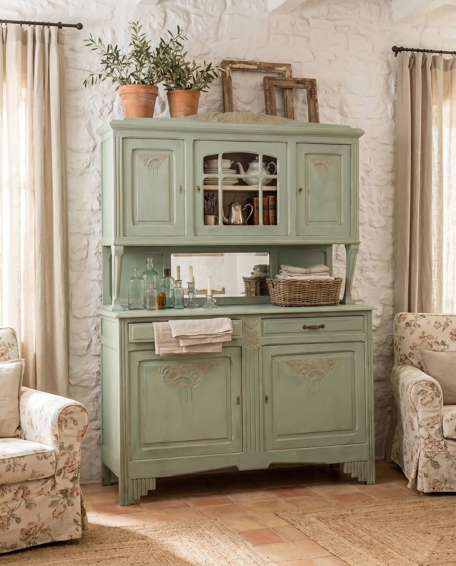Alacena antigua Art Nouveau verde salvia decorada en salón con sillones y vigas — Antique Arte y Decoración