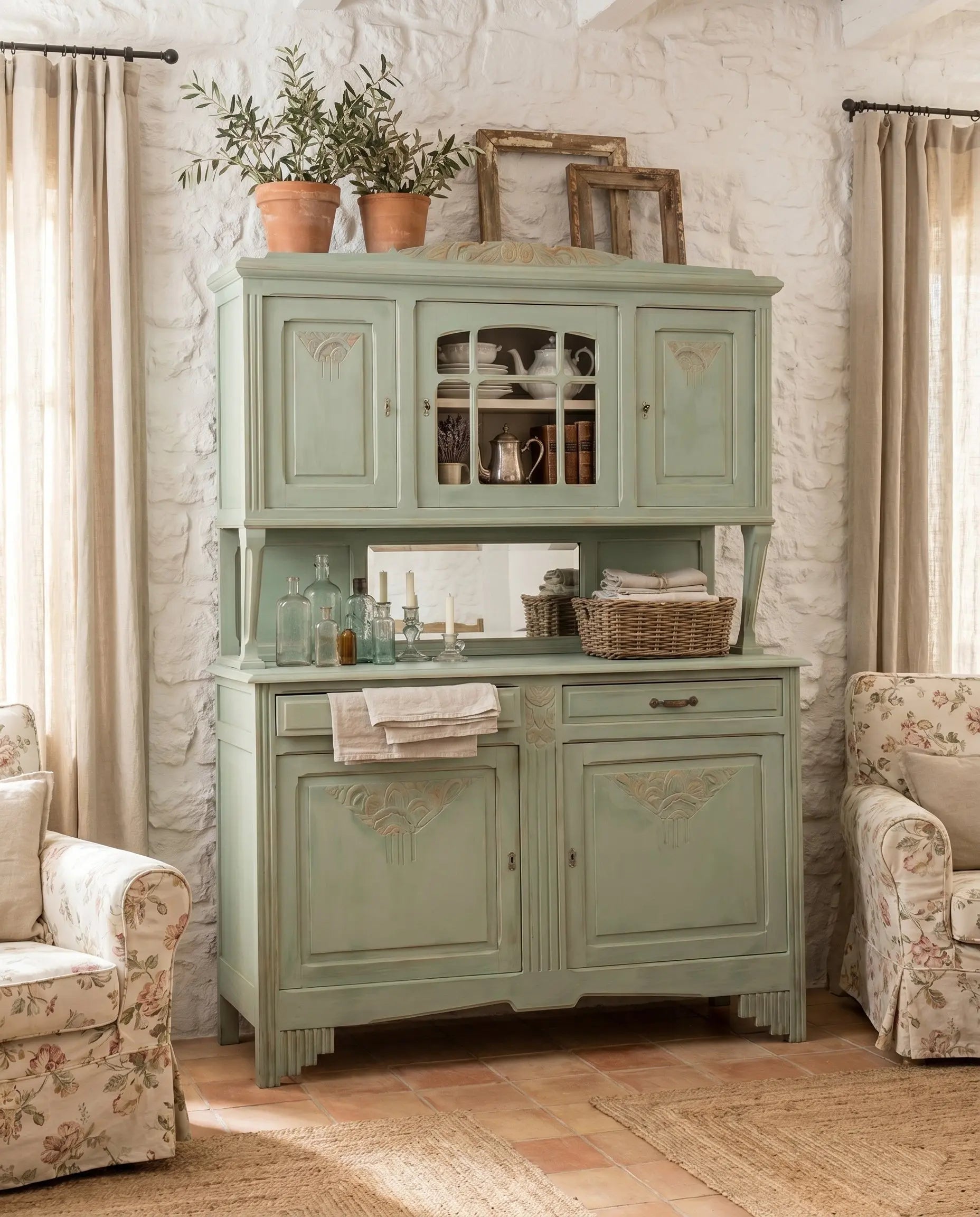 Alacena antigua Art Nouveau verde salvia decorada en salón con sillones y vigas — Antique Arte y Decoración