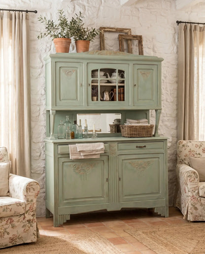 Alacena antigua Art Nouveau verde salvia decorada en salón con sillones y vigas — Antique Arte y Decoración