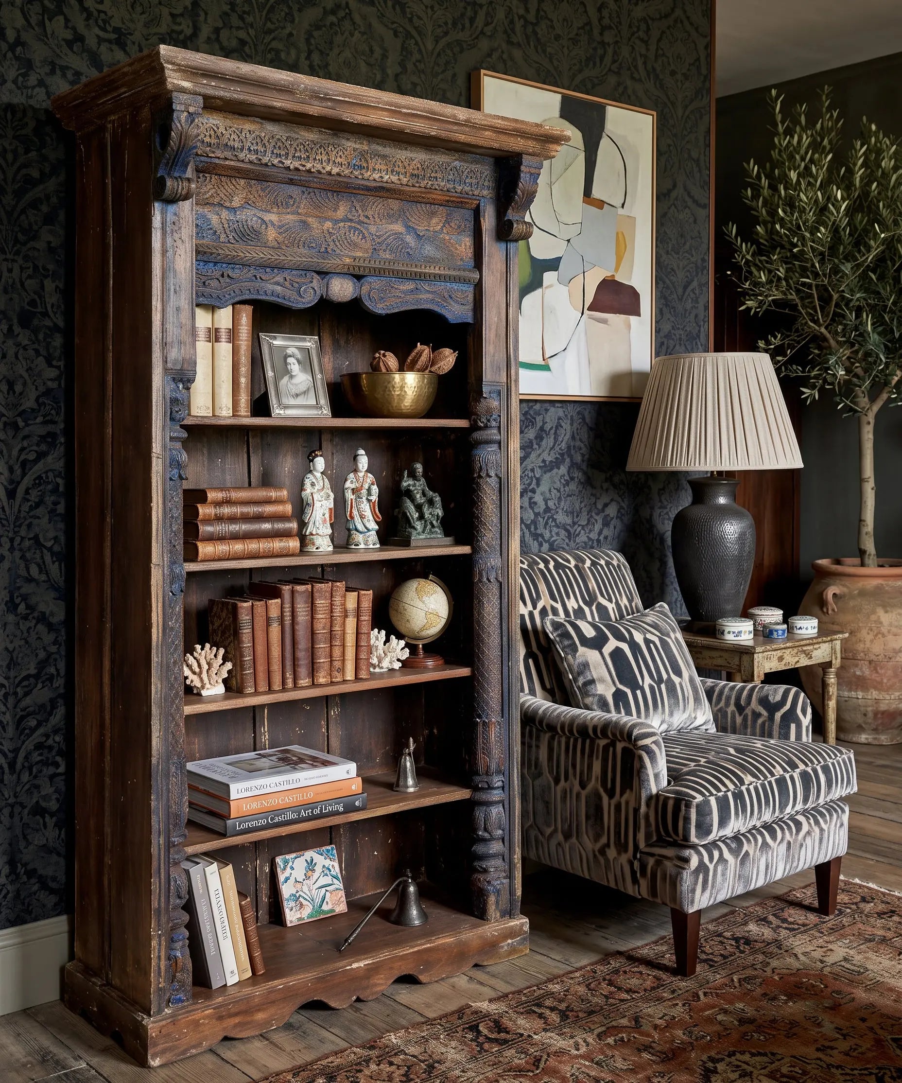 Librería balinesa vintage decorada con libros y figuras en salón clásico — Antique Arte y Decoración