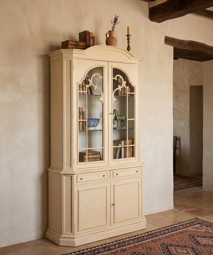Vitrina vintage amarilla decapada en estancia rústica con vajilla y libros — Antique Arte y Decoración