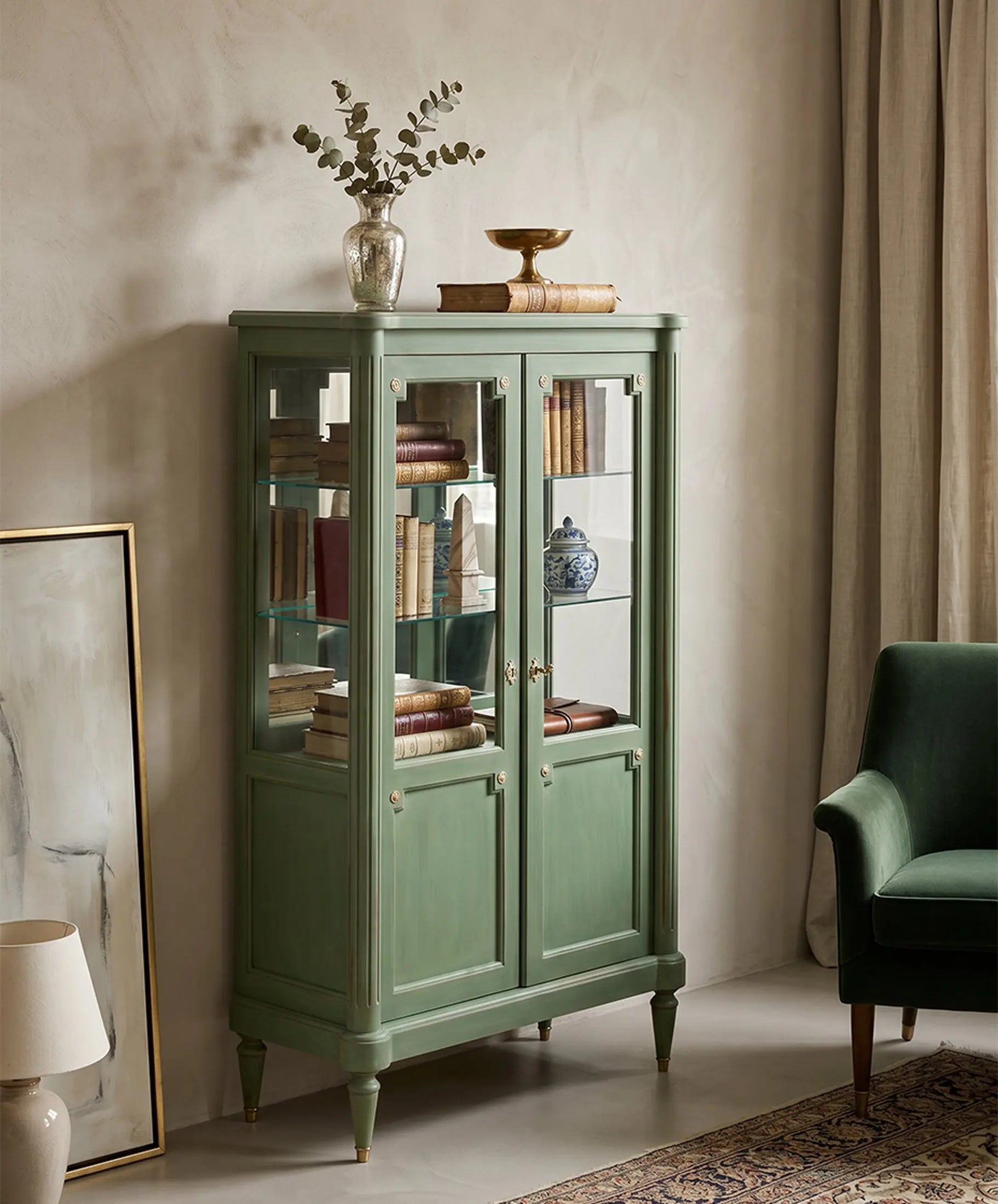 Vitrina verde acristalada con libros y baldas de cristal en salón con cuadros — Antique Arte y Decoración
