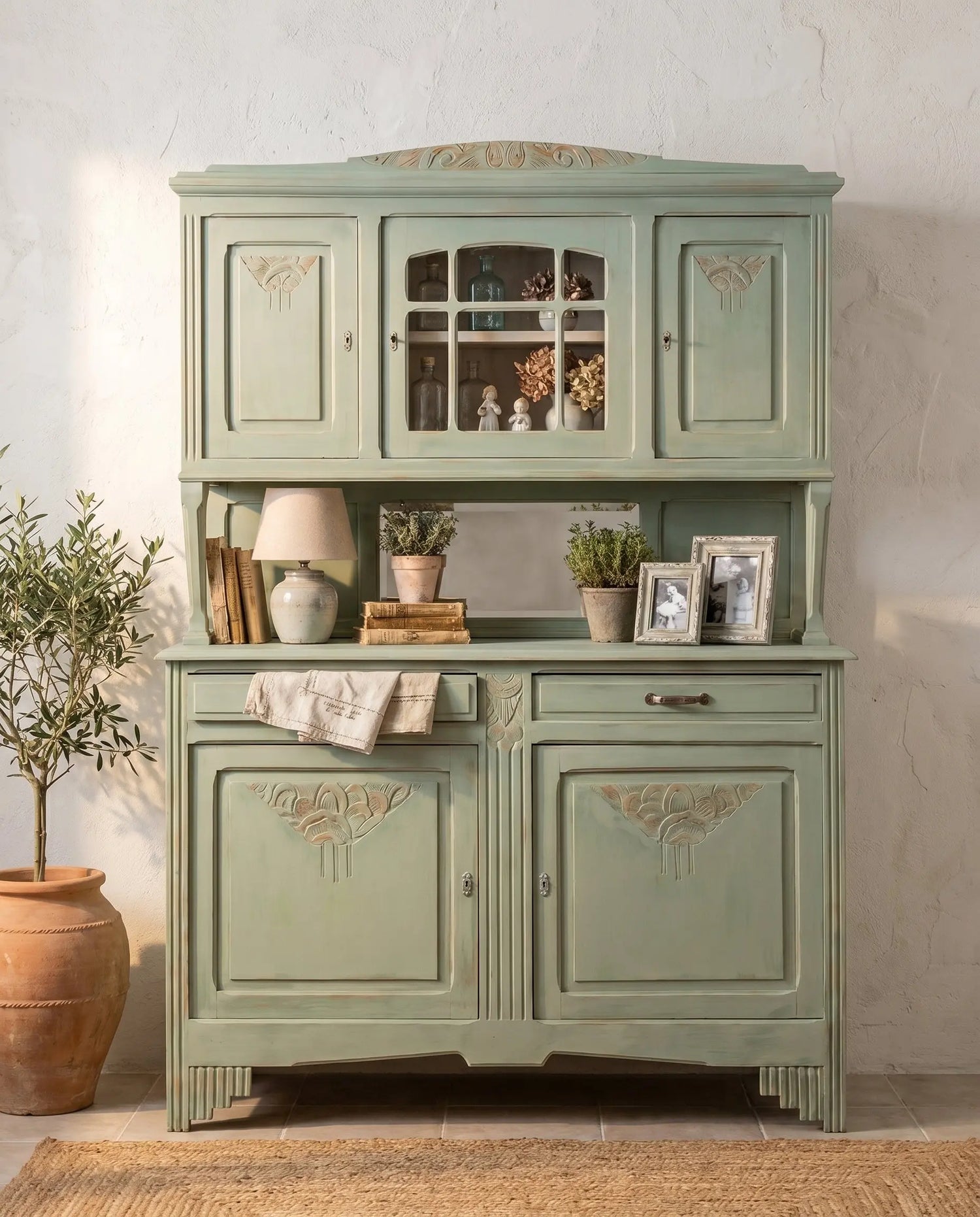 Alacena antigua Art Nouveau verde decapé en salón clásico con espejo dorado y molduras — Antique Arte y Decoración