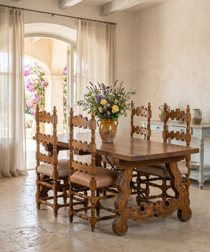 Sillas castellanas antiguas en comedor rústico con mesa de lira ambiente — Antique Arte y Decoración