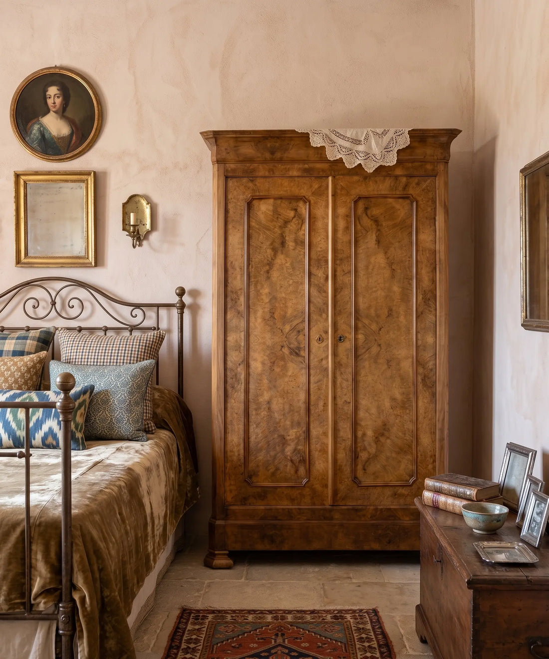 Armario antiguo raíz de nogal en dormitorio clásico con cama de forja — Antique Arte y Decoración
