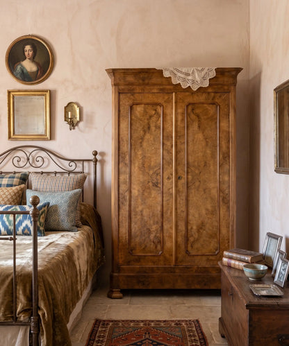Armario antiguo raíz de nogal en dormitorio clásico con cama de forja — Antique Arte y Decoración