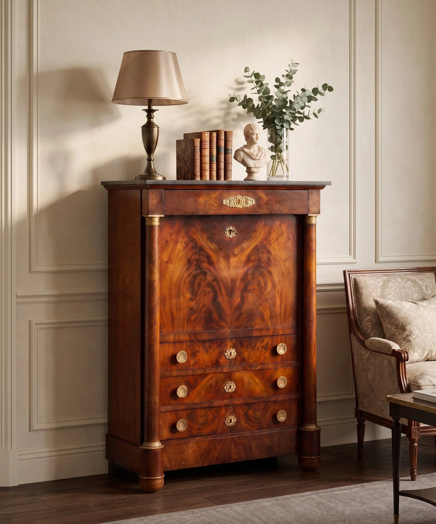 Secreter antiguo de caoba flameada en salón clásico con lámpara — Antique Arte y Decoración