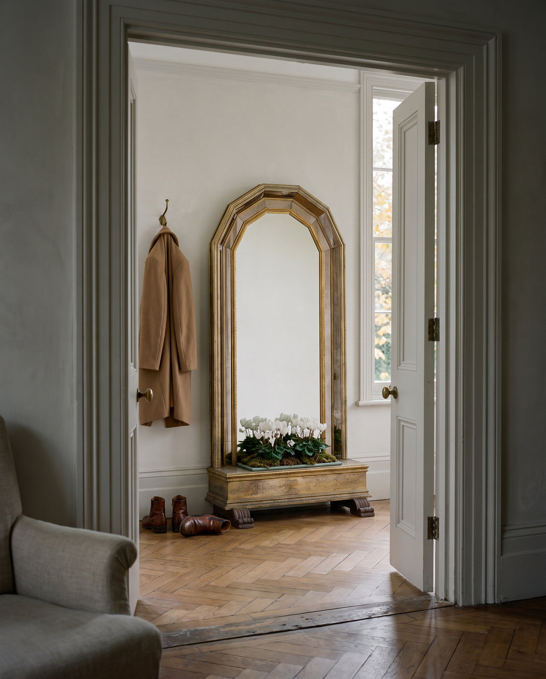 Espejo de pie vintage con jardinera en recibidor visto desde el salón — Antique Arte y Decoración