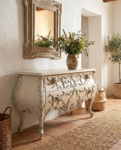 Cómoda bombé estilo Luis XV en decapé crema ambientada en salón decorado — Antique Arte y Decoración