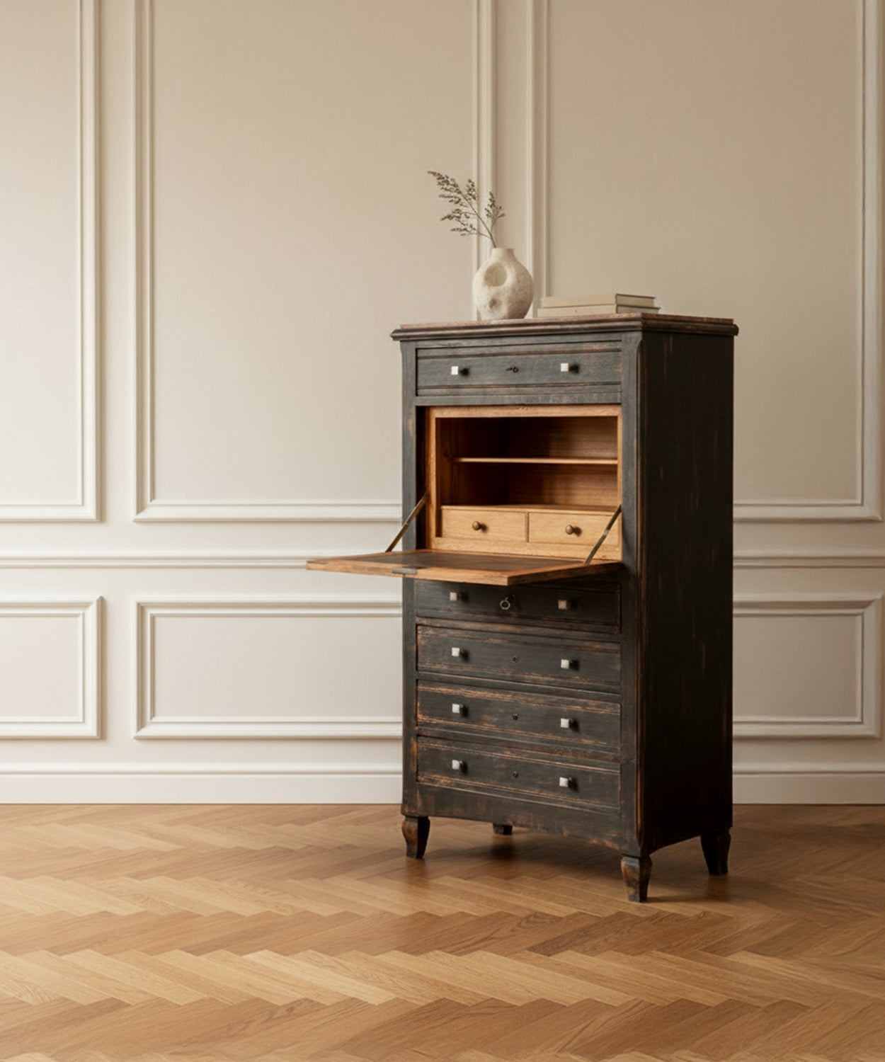  Secretaire vintage con tapa abatible abierta mostrando escritorio interior de madera clara y cajones pequeños.