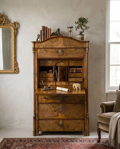 Secreter Luis Felipe en raíz de nogal ambientado en salón clásico — Antique Arte y Decoración