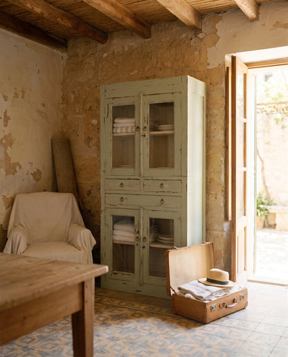 Alacena vitrina verde decapé en salón de casa mallorquina con suelo hidráulico — Antique Arte y Decoración