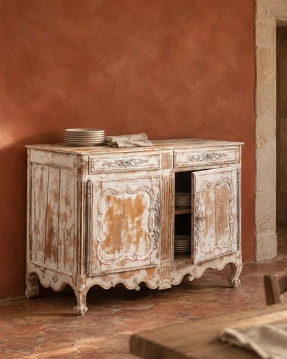 Aparador antiguo provenzal decapé blanco en comedor con pared terracota y suelo de barro — Antique Arte y Decoración