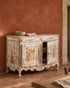 Aparador antiguo provenzal decapé blanco en comedor con pared terracota y suelo de barro — Antique Arte y Decoración