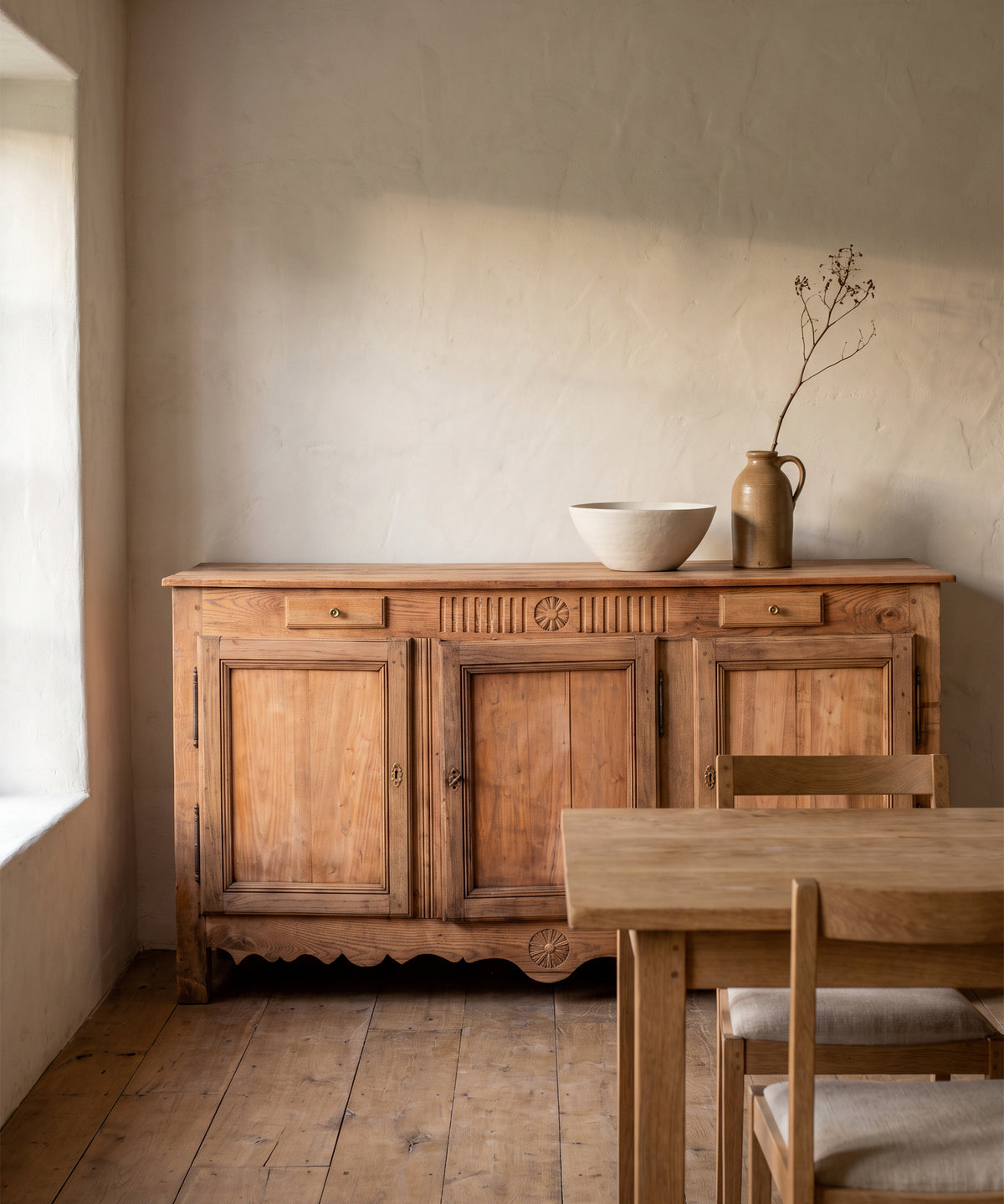 Aparador antiguo Luis XVI en comedor junto a mesa de roble y pared de cal — Antique Arte y Decoración