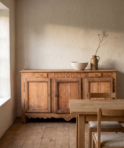 Aparador antiguo Luis XVI en comedor junto a mesa de roble y pared de cal — Antique Arte y Decoración