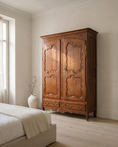 Armario antiguo Luis XV de cerezo en dormitorio de piso actual — Antique Arte y Decoración