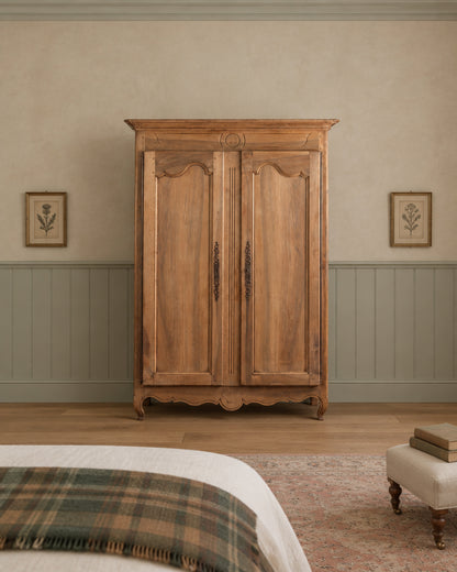 Armario antiguo francés Luis XV de nogal lavado en dormitorio con friso verde salvia — Antique Arte y Decoración