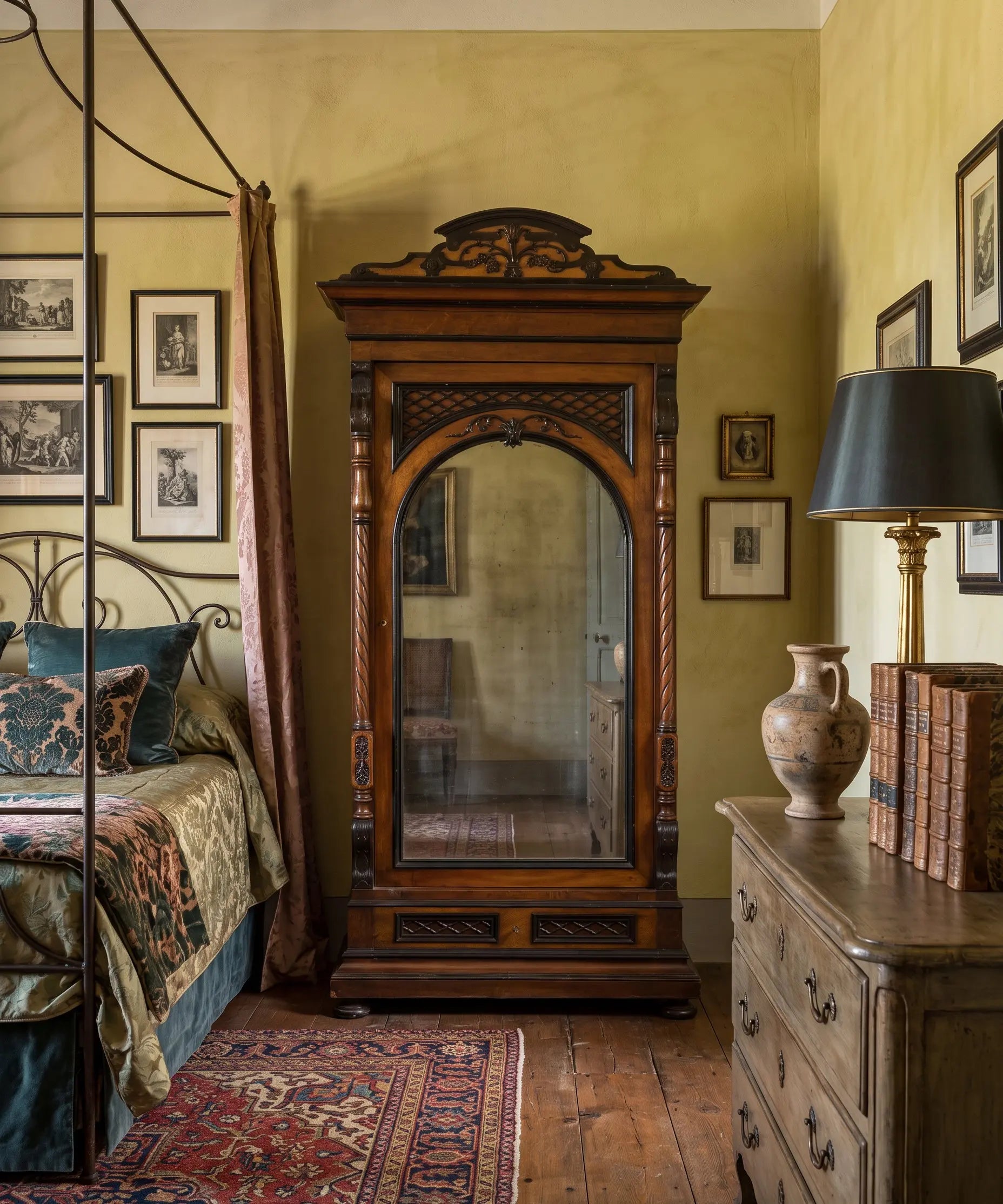 Armario alfonsino con espejo original en dormitorio clásico con cama de dosel — Antique Arte y Decoración