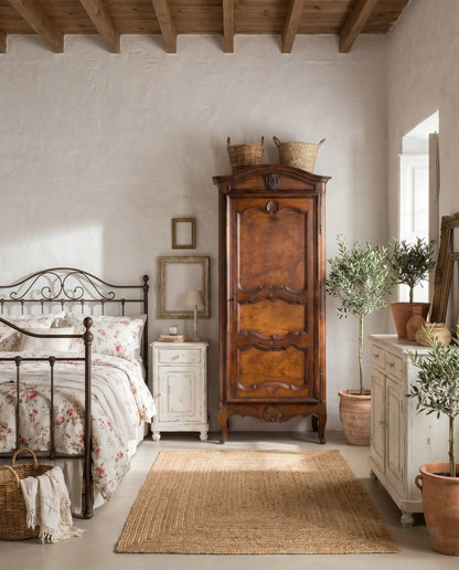 Armario antiguo Luis XV una puerta nogal decorado en dormitorio provenzal con cama de forja — Antique Arte y Decoración