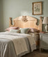 Cabecero de madera natural en dormitorio decorado con paredes verde salvia y ropa de cama de lino — Antique Arte y Decoración