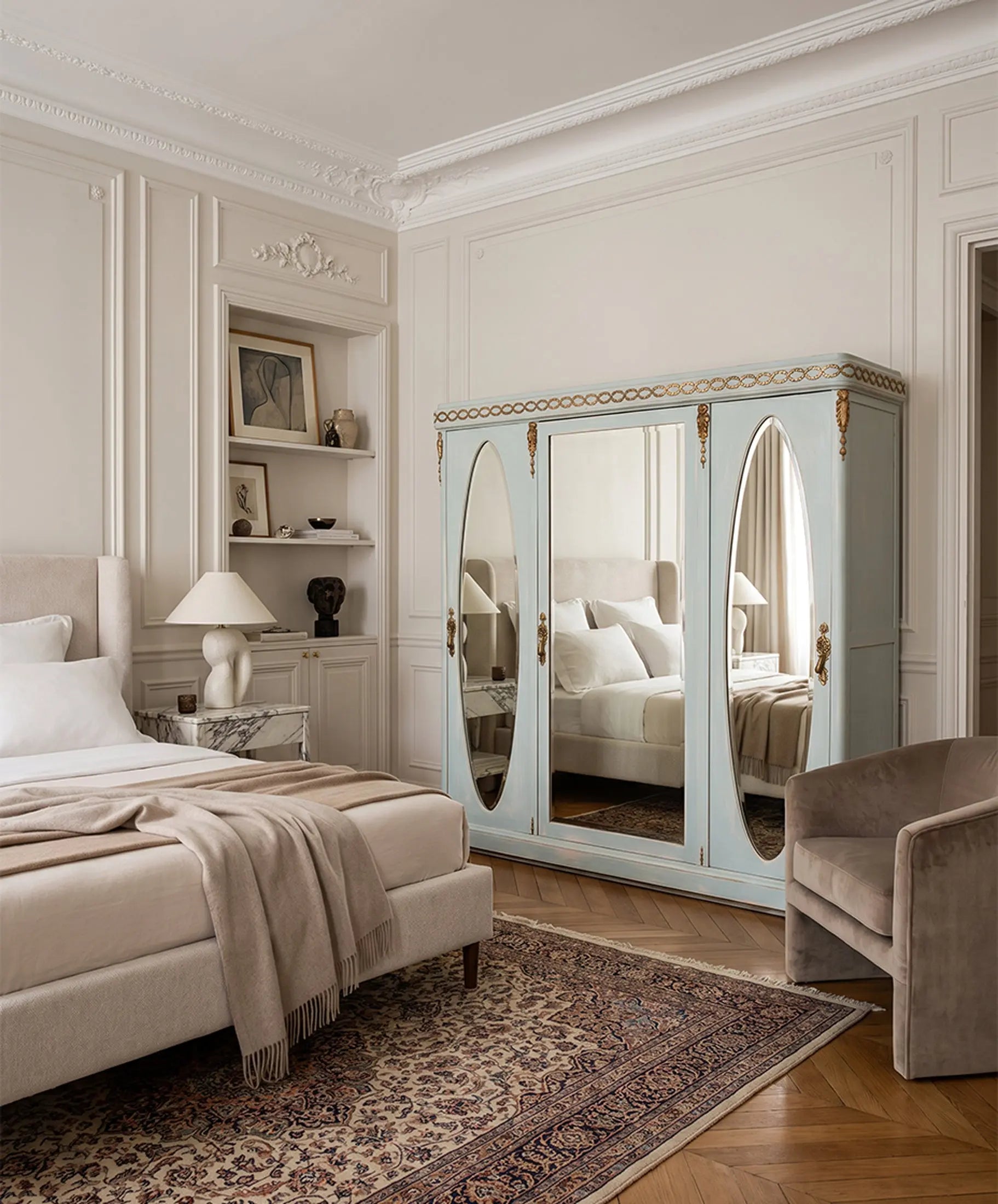 Armario antiguo azul con espejos estilo Luis XVI en dormitorio contemporáneo — Antique Arte y Decoración