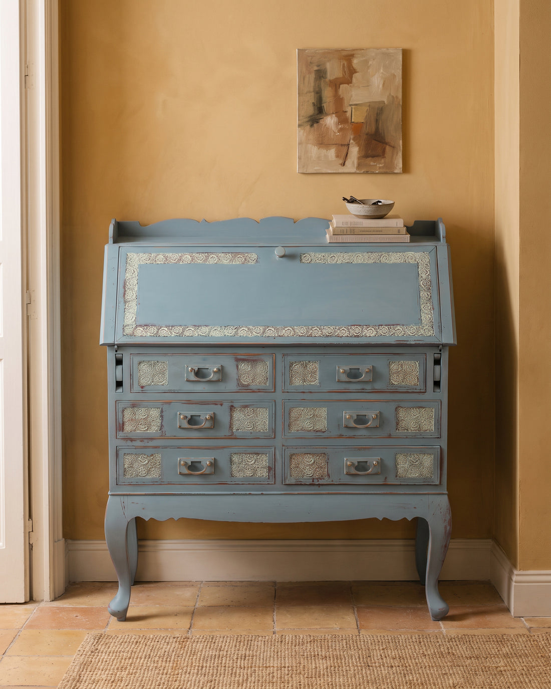 Escritorio Secreter Vintage Azul Decapé con Tallas | Tapa Abatible y Patas Cabriolé, Años 70