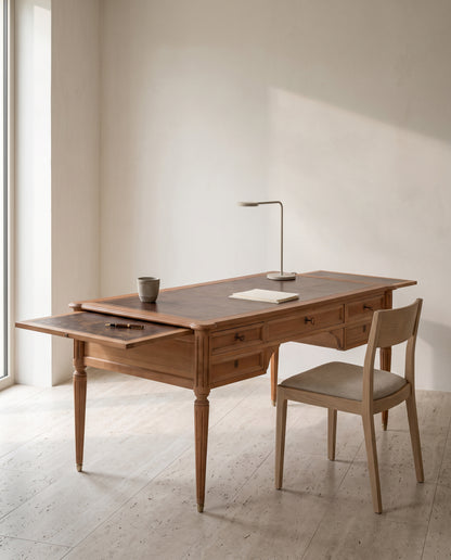 Escritorio vintage Luis XVI en despacho minimalista con suelo de travertino — Antique Arte y Decoración