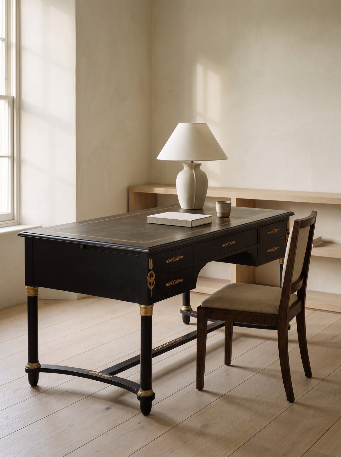 Escritorio Negro con Tablero de Piel | Estilo Imperio