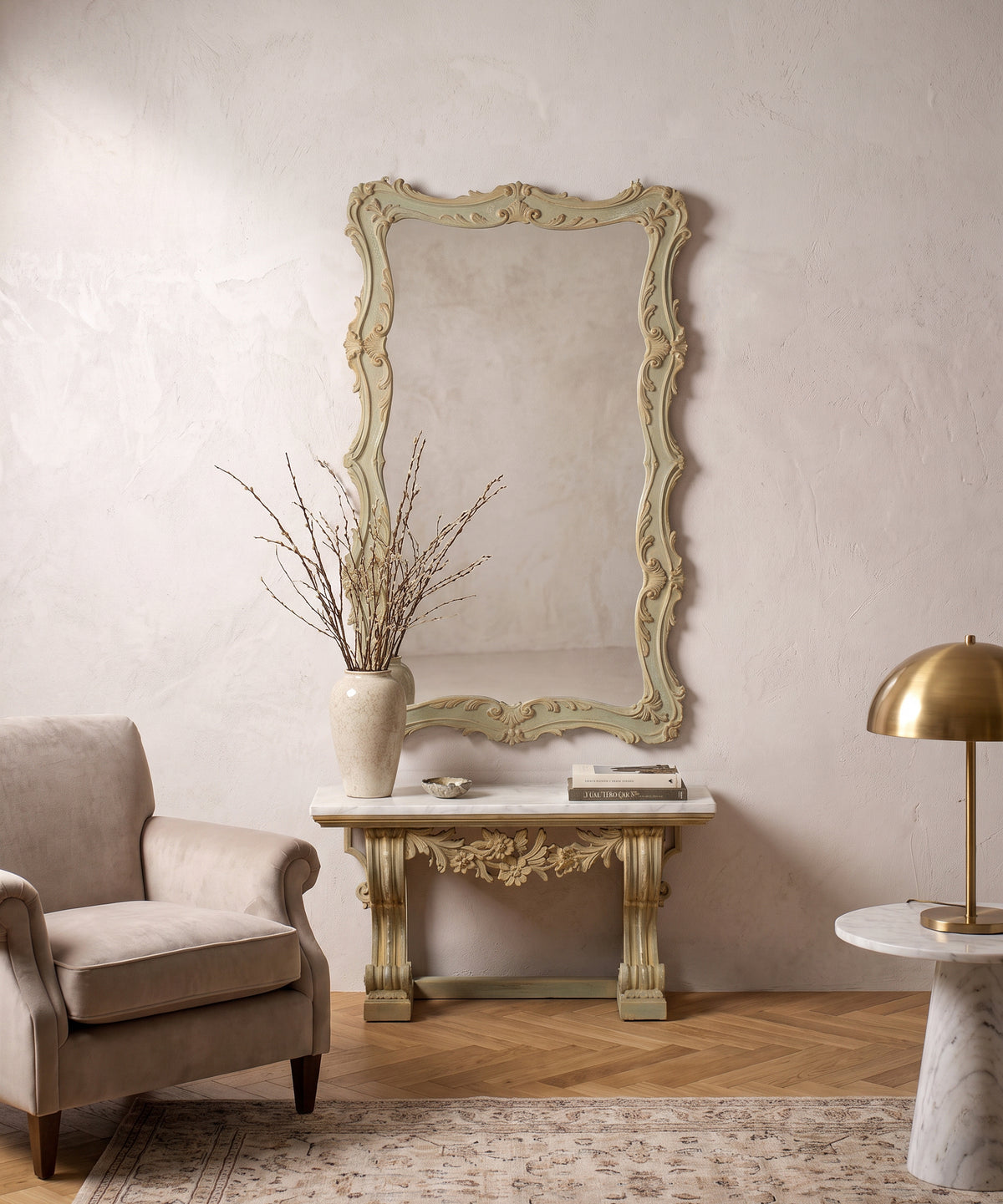 Recibidor vintage con espejo y consola de mármol Luis XV en verde salvia, ambientado en salón — Antique Arte y Decoración