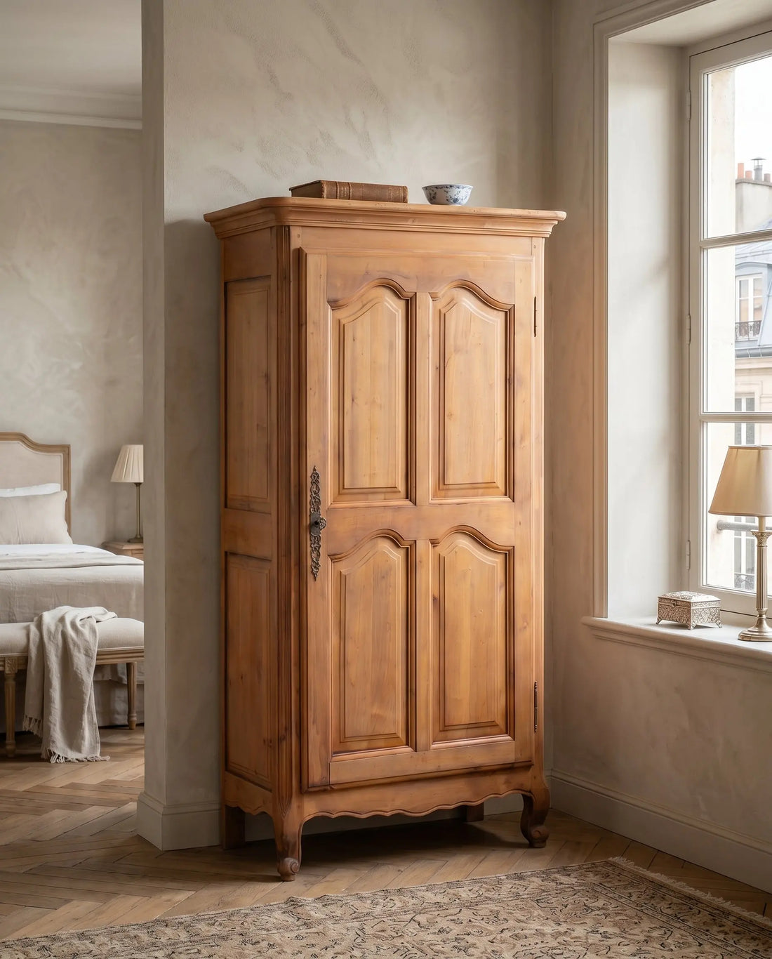 Armario de cerezo Luis XV en dormitorio clásico junto a ventana — Antique Arte y Decoración