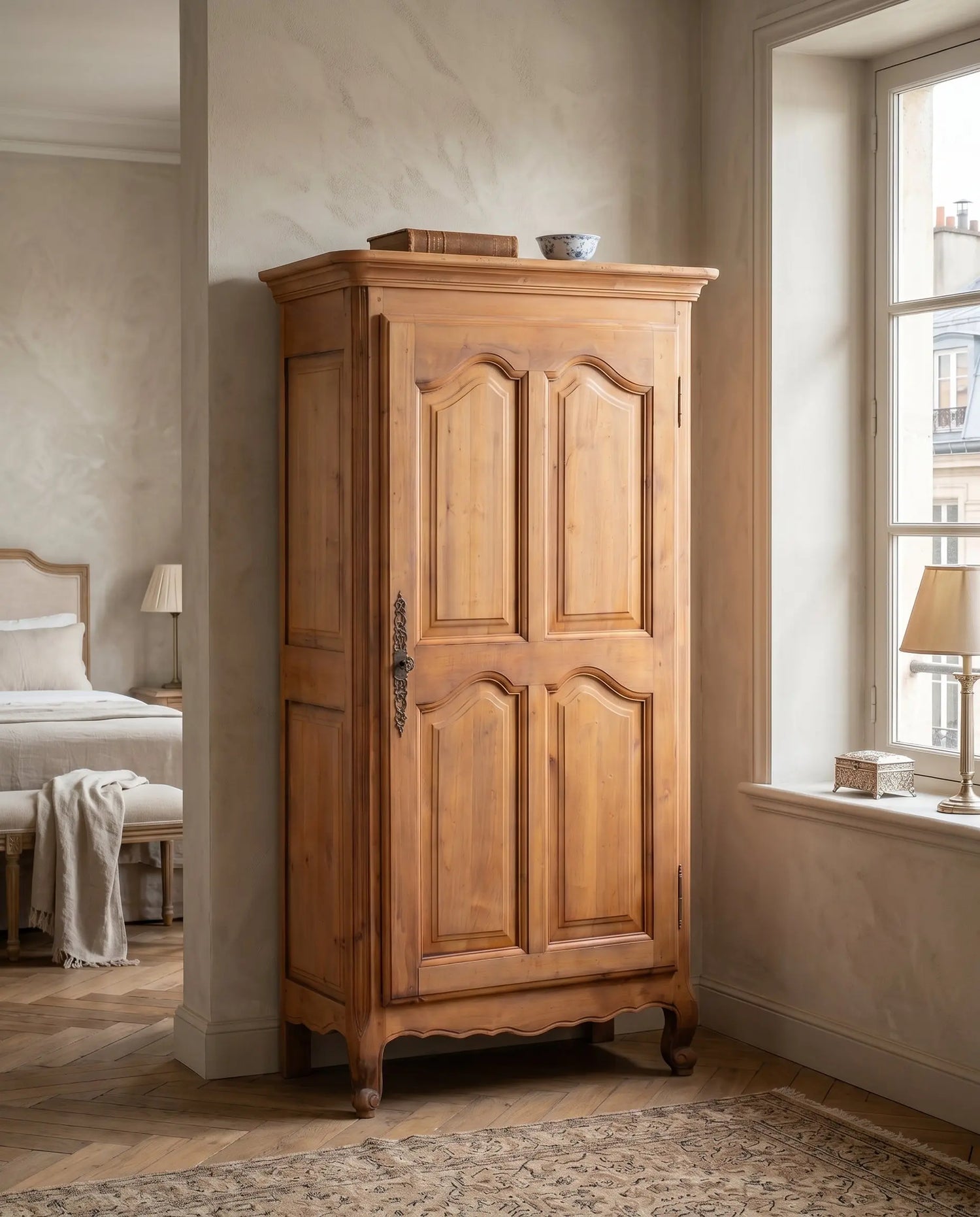 Armario de cerezo Luis XV en dormitorio clásico junto a ventana — Antique Arte y Decoración