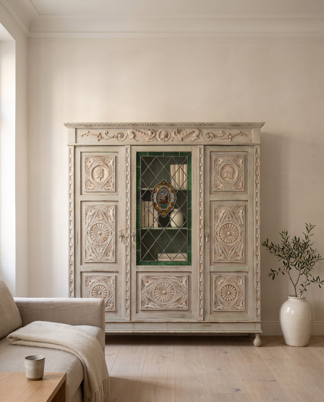 Librería neorrenacimiento verde decapé en salón de piso actual — Antique Arte y Decoración