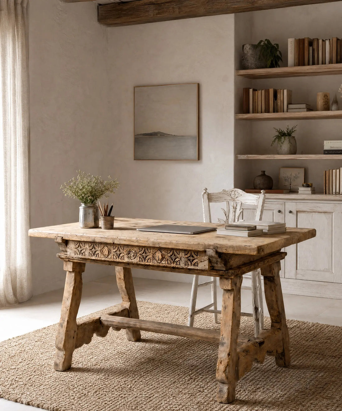 Mesa de Escritorio Castellana del Siglo XVII | Pata de Lira con Talla Original