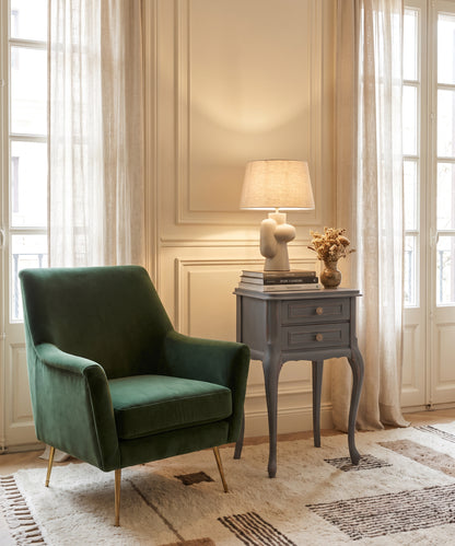 Mesita de noche Luis XV azul azafata junto a butaca verde en salón — Antique Arte y Decoración