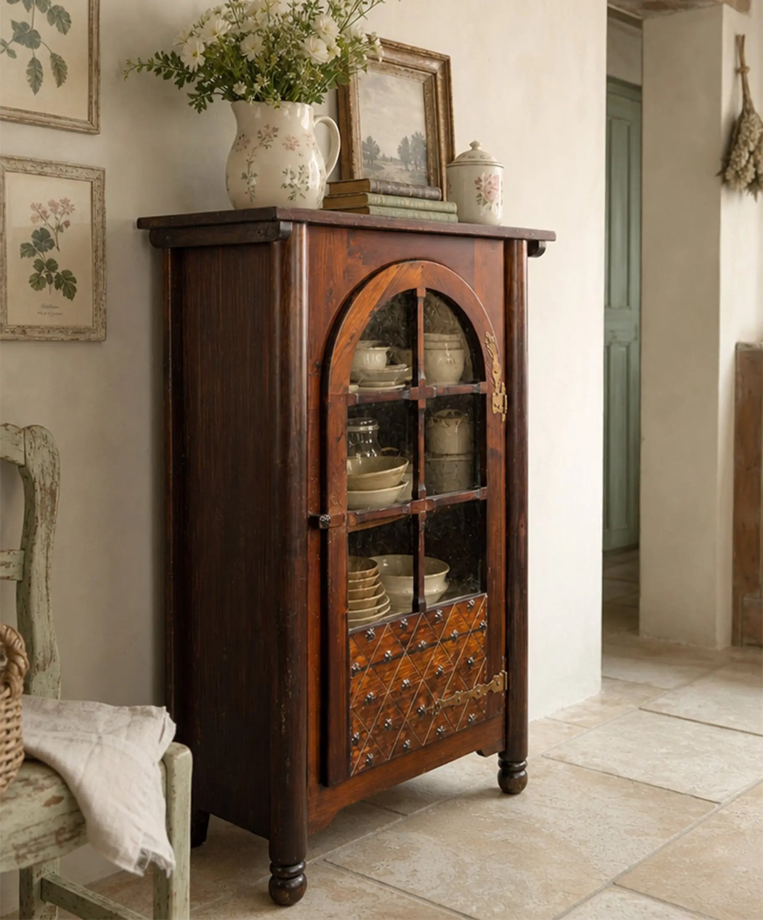 Alacena vitrina castellana de pino macizo en ambiente recibidor con cristal granítico — Antique Arte y Decoración
