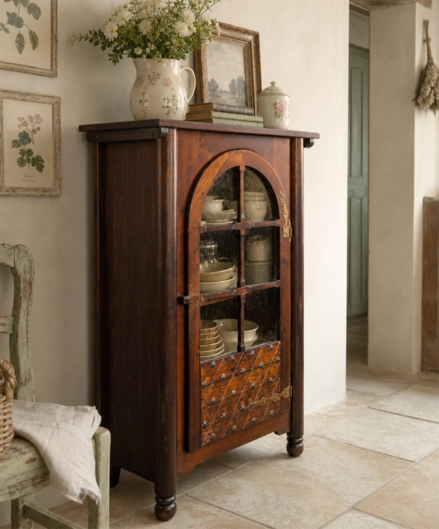 Alacena vitrina castellana de pino macizo en ambiente recibidor con cristal granítico — Antique Arte y Decoración
