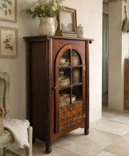 Alacena vitrina castellana de pino macizo en ambiente recibidor con cristal granítico — Antique Arte y Decoración