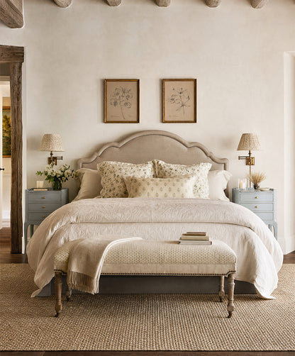 Mesita de noche Luis XV azul celeste en dormitorio con lámpara y flores — Antique Arte y Decoración