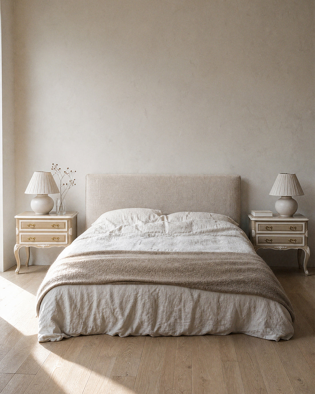 Pareja de mesitas de noche Luis XV en dormitorio, color piedra y blanco — Antique Arte y Decoración
