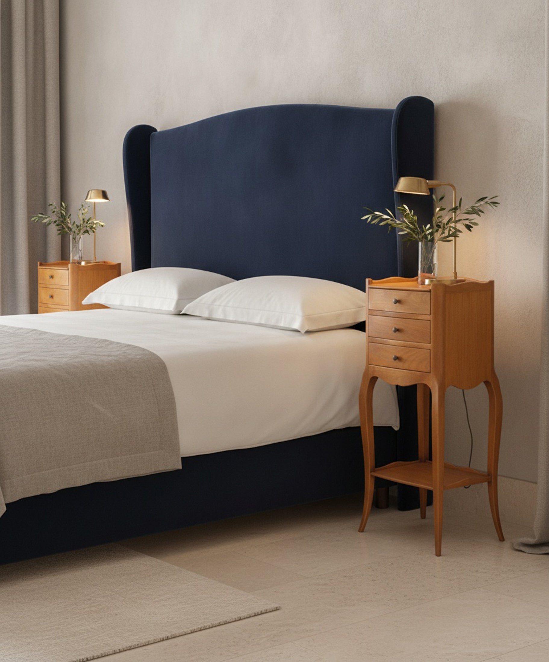 Pareja de mesitas de noche vintage estilo Luis XV en dormitorio — Antique Arte y Decoración