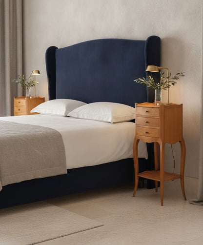 Pareja de mesitas de noche vintage estilo Luis XV en dormitorio — Antique Arte y Decoración