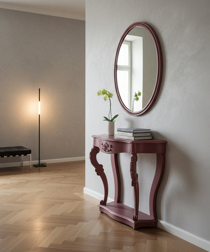 Consola estilo francés en un pasillo moderno con paredes grises, espejo ovalado y decoración floral minimalista