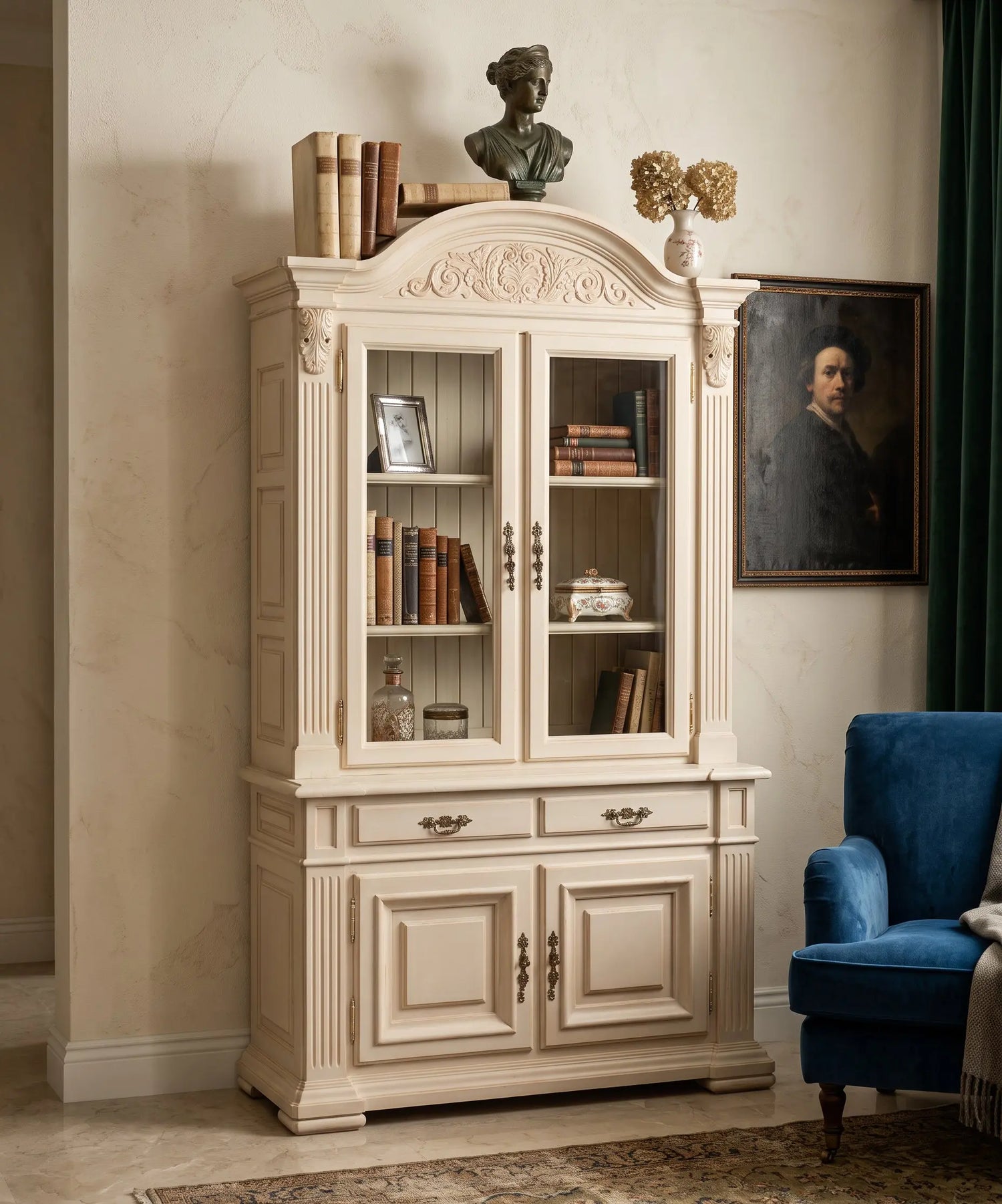 Vitrina alacena blanco roto en salón clásico con butaca azul — Antique Arte y Decoración