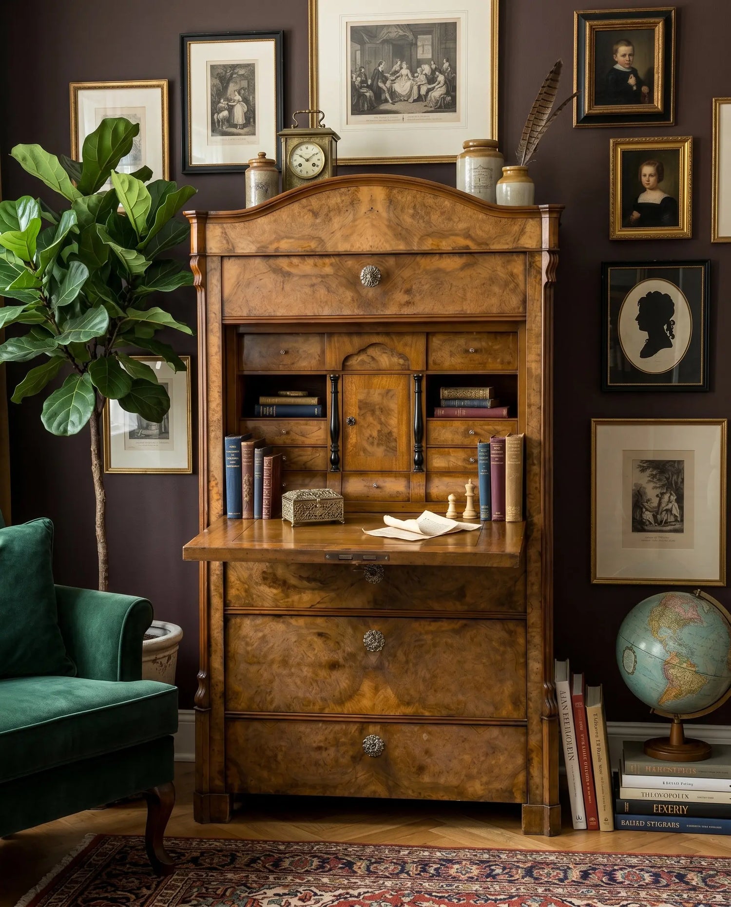 Secreter antiguo abierto en raíz de nogal en rincón de escritura — Antique Arte y Decoración