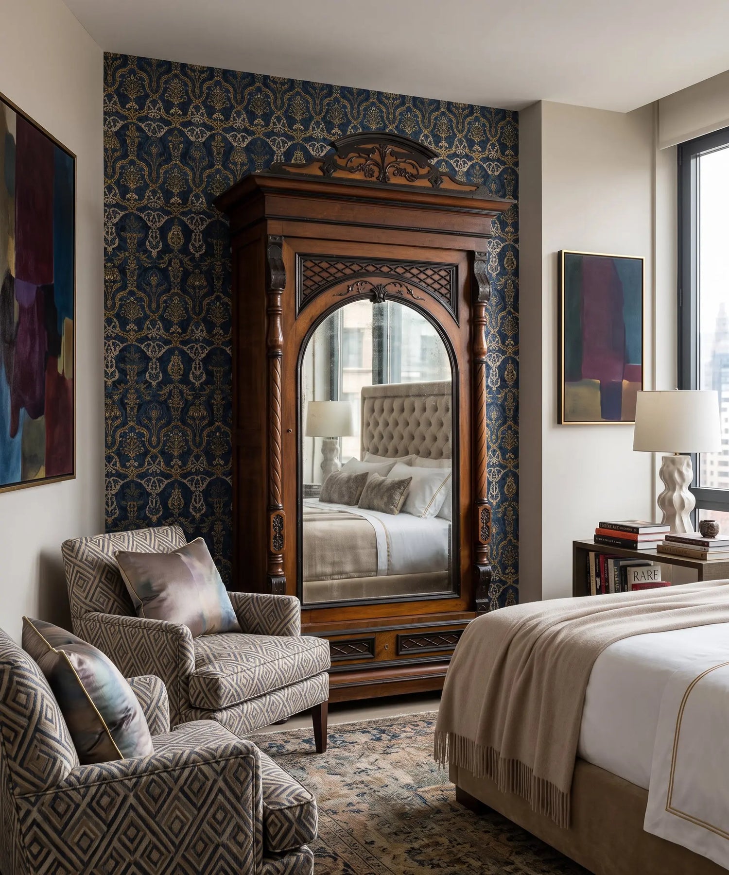 Armario antiguo con espejo de época en dormitorio contemporáneo — Antique Arte y Decoración